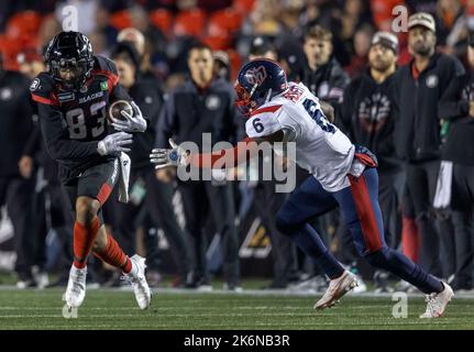 Kanada. 14. Oktober 2022. (Ottawa, Kanada ---14. Oktober 2022) Tevaun Smith (83) der Ottawa Redblacks in einem regulären Saison Canadian Football League (CFL) Spiel zwischen den Montreal Alouettes an den Ottawa Redblacks. Quelle: Sean Burges/Alamy Live News Stockfoto