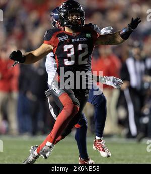 Kanada. 14. Oktober 2022. (Ottawa, Kanada ---14. Oktober 2022) Adam Auclair (32) von den Ottawa Redblacks in einer regulären Saison Canadian Football League (CFL) Spiel zwischen den Montreal Alouettes bei den Ottawa Redblacks. Quelle: Sean Burges/Alamy Live News Stockfoto