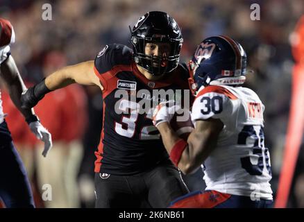 Kanada. 14. Oktober 2022. (Ottawa, Kanada ---14. Oktober 2022) Adam Auclair (32) von den Ottawa Redblacks in einer regulären Saison Canadian Football League (CFL) Spiel zwischen den Montreal Alouettes bei den Ottawa Redblacks. Quelle: Sean Burges/Alamy Live News Stockfoto
