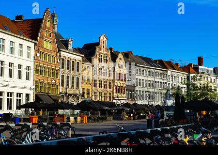 Stadtbild von Gent mit traditionellen flämischen Stadthäusern am Ufer des Leie Flusses Stockfoto