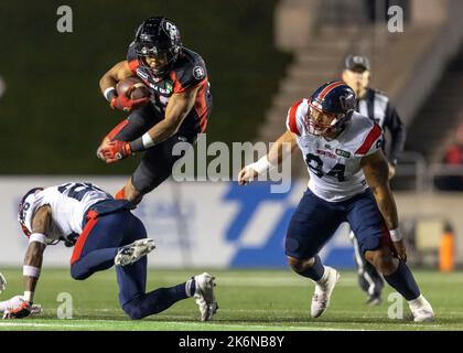 Kanada. 14. Oktober 2022. (Ottawa, Kanada ---14. Oktober 2022) Jackson Bennett (22) der Ottawa Redblacks in einer regulären Saison Canadian Football League (CFL) Spiel zwischen den Montreal Alouettes bei den Ottawa Redblacks. Quelle: Sean Burges/Alamy Live News Stockfoto