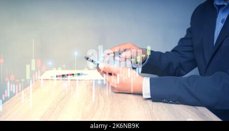 Geschäftsleute nutzen Smartphones, um zu planen und zu planen, den Aktienmarkt, das Unternehmenswachstum, Fortschritte oder Erfolgsideen. Ein Geschäftsmann oder Händler zeigt ein g Stockfoto