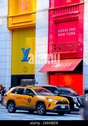 New York, USA. 14. Oktober 2022. Die globale Wanderausstellung von Louis Vuitton, auf der die phantasievollen Koffer präsentiert werden, die von 200 visionären Personen bis zum 31. Dezember 2022 in New York City, NY, USA, am 14. Oktober 2022 im ehemaligen Barney's Store-Gebäude an der Madison Avenue geschaffen wurden. Foto von Charles Guerin/ABACAPRESS.COM Quelle: Abaca Press/Alamy Live News Stockfoto