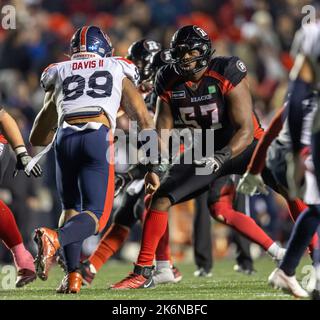 Kanada. 14. Oktober 2022. (Ottawa, Kanada---14. Oktober 2022) Uzoma Osuji (57) der Ottawa Redblacks in einem regulären Saison Canadian Football League (CFL) Spiel zwischen den Montreal Alouettes bei den Ottawa Redblacks. Quelle: Sean Burges/Alamy Live News Stockfoto
