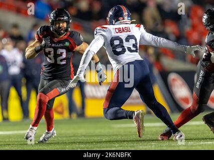 Kanada. 14. Oktober 2022. (Ottawa, Kanada ---14. Oktober 2022) Adam Auclair (32) von den Ottawa Redblacks in einer regulären Saison Canadian Football League (CFL) Spiel zwischen den Montreal Alouettes bei den Ottawa Redblacks. Quelle: Sean Burges/Alamy Live News Stockfoto