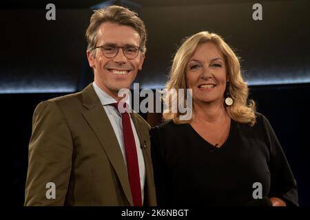 Johannes Wimmer und Bettina Tietjen bei der Aufzeichnung der 'NDR Talk Show' im NDR Fernsehstudio Lokstedt. Hamburg, 14.10.2022 Stockfoto