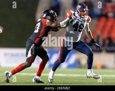 Kanada. 14. Oktober 2022. (Ottawa, Kanada---14. Oktober 2022) Frederic Chagnon (49) von den Montreal Alouettes in einem regulären Saison-Spiel der Canadian Football League (CFL) zwischen den Montreal Alouettes bei den Ottawa Redblacks. Quelle: Sean Burges/Alamy Live News Stockfoto