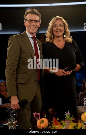 Johannes Wimmer und Bettina Tietjen bei der Aufzeichnung der 'NDR Talk Show' im NDR Fernsehstudio Lokstedt. Hamburg, 14.10.2022 Stockfoto