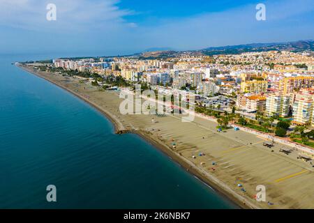 Blick von der Drohne auf die spanische Stadt Torre del Mar Stockfoto