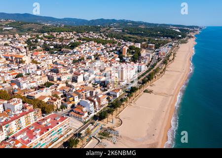 Blick von der Drohne auf Canet de Mar in Spanien Stockfoto