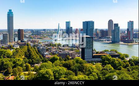 Luftaufnahme der Rotterdamer Stadtlandschaft auf der Nieuwe Maas mit der Erasmus-Kabelbrücke Stockfoto