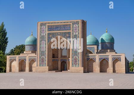 Mittelalterliche Barak Khan Madrasah an einem sonnigen Tag. Taschkent, Usbekistan Stockfoto