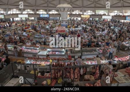 TASCHKENT, USBEKISTAN - 03. SEPTEMBER 2022: Innenraum des Marktpavillons von Chorsu Stockfoto