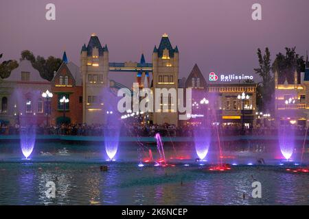 TASCHKENT, USBEKISTAN - 03. SEPTEMBER 2022: Fragment von Wasserlicht und Musikshow im Freizeitpark Magic City Stockfoto