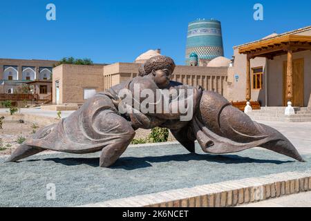 CHIWA, USBEKISTAN - 05. SEPTEMBER 2022: Urbane Skulptur der Ringer. Kurasch - nationales Ringen von Usbekistan Stockfoto