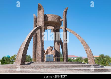 URGENCH, USBEKISTAN - 07. SEPTEMBER 2022: Avesto-Denkmal an einem sonnigen Tag Stockfoto