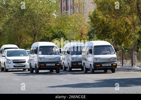 URGENCH, USBEKISTAN - 07. SEPTEMBER 2022: Chevrolet Damas Minibusse an einem sonnigen Tag auf der Stadtstraße Stockfoto