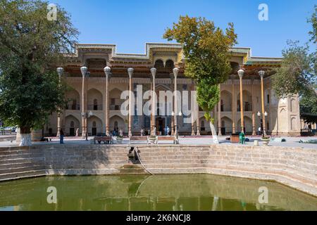 BUCHARA, USBEKISTAN - 09. SEPTEMBER 2022: Blick auf die alte Bolo-Hauz-Moschee an einem sonnigen Tag Stockfoto