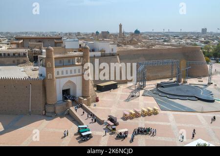 BUCHARA, USBEKISTAN - 09. SEPTEMBER 2022: Alte Arche-Festung im Stadtbild an einem sonnigen Tag Stockfoto