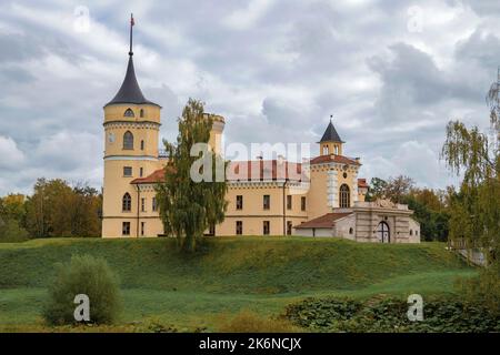 Blick auf die alte Burg BIP (Mariental) an einem bewölkten Septembertag. Pavlovsk, St. Petersburger Vororte. Russland Stockfoto