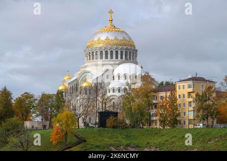 Kathedrale von St. Nikolaus der Wundertäter in der Herbstlandschaft am Oktobernachmittag. Kronstadt, Russland Stockfoto