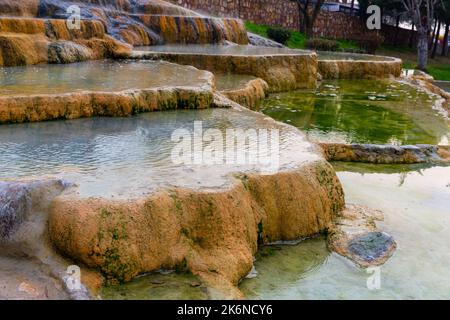 Rote Quellen in der Nähe von Pamukkale in der Türkei. Stockfoto