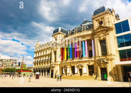 Blick auf das flämische Opernhaus in Antwerpen mit bunten Säulen, Belgien Stockfoto