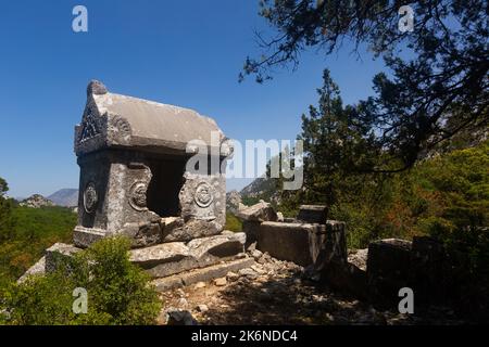 Zerstörte griechische Gräber und alte Bestattungen in der Nekropole des Südwestens in der antiken Stadt Termessos Stockfoto