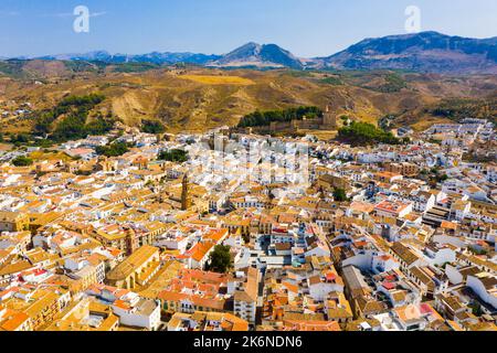 Blick von der Drohne von Antequera auf das Schloss und die Kirche von San Sebastian, Spanien Stockfoto