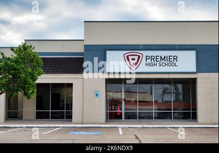 Houston, Texas USA 11-12-2021: Premier High School Exterieur und Parkplatz in Houston, TX. Bildungseinrichtung, die maßgeschneiderte Lernprogramme anbietet. Stockfoto