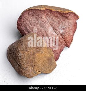 Gebrochenes Gestein aus weißem Quarzsandstein mit Eisenoxid Stockfoto