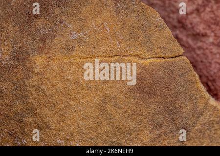 Gebrochenes Gestein aus weißem Quarzsandstein mit Eisenoxid Stockfoto