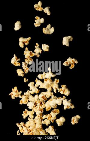 Snack-Konzept, Arrangement von süßem Popcorn isoliert auf schwarzem Hintergrund.