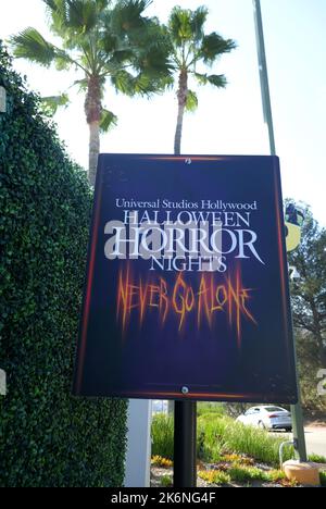 Universal City, California, USA 9.. Oktober 2022 Ein allgemeiner Blick auf die Atmosphäre bei Halloween Horror Nights Sign in den Universal Studios Hollywood am 9. Oktober 2022 in Universal City, Kalifornien, USA. Foto von Barry King/Alamy Stockfoto Stockfoto