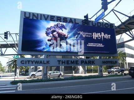 Universal City, California, USA 9.. Oktober 2022 Ein allgemeiner Blick auf die Atmosphäre auf der Zauberwelt von Harry Potter Billboard in den Universal Studios Hollywood am 9. Oktober 2022 in Universal City, Kalifornien, USA. Foto von Barry King/Alamy Stockfoto Stockfoto