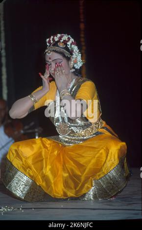 Bharat Natyam:- ist eine Hauptform der klassischen indischen Tänze, die ihren Ursprung in Tamil Nadu hat und südindische religiöse Themen und spirituelle Ideen ausdrückt, insbesondere des Shaivismus und im Allgemeinen des Hinduismus. Diese Tänze werden ausschließlich von weiblichen Tempeltänzern aufgeführt. Bharat Natyam wird von einem einzigen Tänzer, begleitet von Orchester und Sänger, hinter der Bühne von Guru oder Lehrer der Tänzerin geführt. Hände erzählen Geschichte durch konventionelle Gesten, während Gesicht Stimmung ausdrückt, es gibt 11 Mudras symbolische und Handgesten. Stockfoto