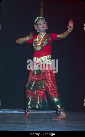 Bharat Natyam:- ist eine Hauptform der klassischen indischen Tänze, die ihren Ursprung in Tamil Nadu hat und südindische religiöse Themen und spirituelle Ideen ausdrückt, insbesondere des Shaivismus und im Allgemeinen des Hinduismus. Diese Tänze werden ausschließlich von weiblichen Tempeltänzern aufgeführt. Bharat Natyam wird von einem einzigen Tänzer, begleitet von Orchester und Sänger, hinter der Bühne von Guru oder Lehrer der Tänzerin geführt. Hände erzählen Geschichte durch konventionelle Gesten, während Gesicht Stimmung ausdrückt, es gibt 11 Mudras symbolische und Handgesten. Stockfoto