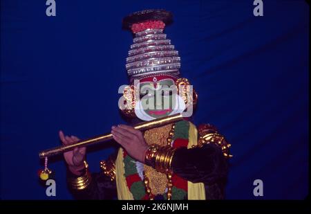 Kathakali:- Indischer klassischer Tanz aus Kerala basiert auf Ramayana, Mahabharata und Geschichten aus der Shaiva-Literatur. Im Freien in einer ganztägigen Funktion singen Stimmen die Geschichten, wie sie von Tänzern nachempfunden werden. Traditionell wird Kathakali von Männern und jungen Jungen, die die Rollen von Männern und Frauen spielen, durchgeführt. Die Gesichter sind so gefertigt, dass sie aussehen wie gemalte Masken, die Kostüme bestehen aus vollem Rock, schwerer Jacke, zahlreichen Girlanden und halslosem und aufragendem Kopfschmuck. Stockfoto