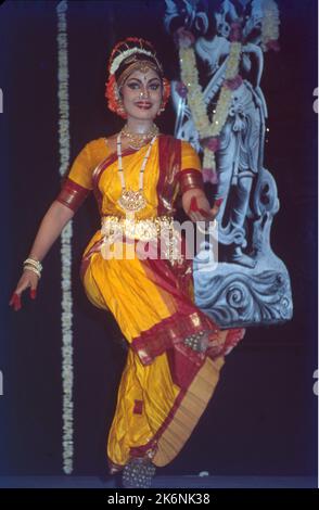 Bharat Natyam:- ist eine Hauptform der klassischen indischen Tänze, die ihren Ursprung in Tamil Nadu hat und südindische religiöse Themen und spirituelle Ideen ausdrückt, insbesondere des Shaivismus und im Allgemeinen des Hinduismus. Diese Tänze werden ausschließlich von weiblichen Tempeltänzern aufgeführt. Bharat Natyam wird von einem einzigen Tänzer, begleitet von Orchester und Sänger, hinter der Bühne von Guru oder Lehrer der Tänzerin geführt. Hände erzählen Geschichte durch konventionelle Gesten, während Gesicht Stimmung ausdrückt, es gibt 11 Mudras symbolische und Handgesten. Stockfoto