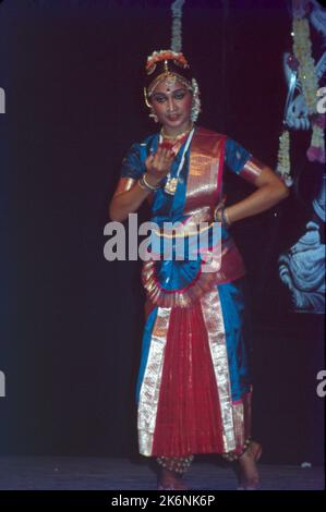 Bharat Natyam:- ist eine Hauptform der klassischen indischen Tänze, die ihren Ursprung in Tamil Nadu hat und südindische religiöse Themen und spirituelle Ideen ausdrückt, insbesondere des Shaivismus und im Allgemeinen des Hinduismus. Diese Tänze werden ausschließlich von weiblichen Tempeltänzern aufgeführt. Bharat Natyam wird von einem einzigen Tänzer, begleitet von Orchester und Sänger, hinter der Bühne von Guru oder Lehrer der Tänzerin geführt. Hände erzählen Geschichte durch konventionelle Gesten, während Gesicht Stimmung ausdrückt, es gibt 11 Mudras symbolische und Handgesten. Stockfoto