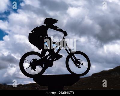 Timmelsjoch, Österreich - 26. Juli 2022: Silhouette eines Radfahrers auf dem Timmelsjoch-Pass in Tirol zwischen Österreich und Italien Stockfoto