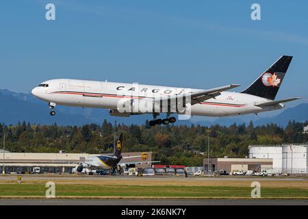 Richmond, British Columbia, Kanada. 30. September 2022. Ein Cargojet Boeing 767-300ER Luftfrachtjetliner (C-FPIJ) landet auf dem internationalen Flughafen Vancouver. (Bild: © Bayne Stanley/ZUMA Press Wire) Bild: ZUMA Press, Inc./Alamy Live News Stockfoto