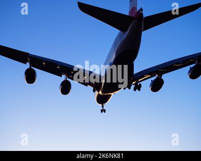 Richmond, British Columbia, Kanada. 21. September 2022. British Airways Airbus A380 Jetliner (G-XLEB), der bei Dämmerung über dem Flugzeug landet, als er in die Luft fliegt, Vancouver International Airport. (Bild: © Bayne Stanley/ZUMA Press Wire) Stockfoto