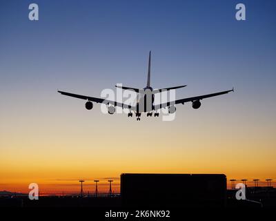 Richmond, British Columbia, Kanada. 21. September 2022. British Airways Airbus A380 Jetliner (G-XLEB) landet in der Dämmerung, Vancouver International Airport. (Bild: © Bayne Stanley/ZUMA Press Wire) Stockfoto