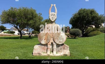 Golfo Aranci, Sardinien, Italien, Juli 25 2022. Die Statue eines Kriegers vielleicht vor-Nuraghen am Eingang der Stadt. Stockfoto