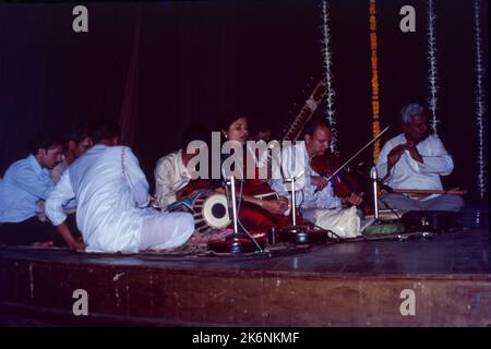 Bharat Natyam:- ist eine Hauptform der klassischen indischen Tänze, die ihren Ursprung in Tamil Nadu hat und südindische religiöse Themen und spirituelle Ideen ausdrückt, insbesondere des Shaivismus und im Allgemeinen des Hinduismus. Diese Tänze werden ausschließlich von weiblichen Tempeltänzern aufgeführt. Bharat Natyam wird von einem einzigen Tänzer, begleitet von Orchester und Sänger, hinter der Bühne von Guru oder Lehrer der Tänzerin geführt. Hände erzählen Geschichte durch konventionelle Gesten, während Gesicht Stimmung ausdrückt, es gibt 11 Mudras symbolische und Handgesten. Stockfoto