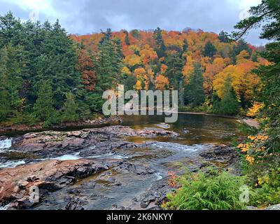 Faszinierende Herbstfarben/Herbstfarben/Laub an der Batchawana Bay/Chippewa Falls/River-Ontario/Canada Stockfoto