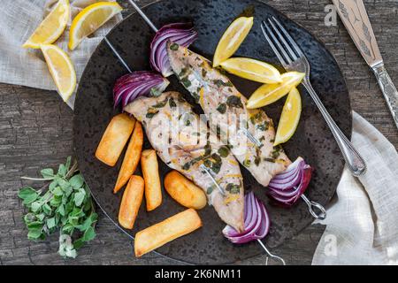 Fisch und Pommes mit gegrillten Makrelen-Kebabs Stockfoto