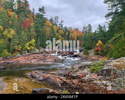 Faszinierende Herbstfarben/Herbstfarben/Laub an der Batchawana Bay/Chippewa Falls/River-Ontario/Canada Stockfoto