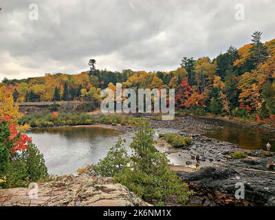 Faszinierende Herbstfarben/Herbstfarben/Laub an der Batchawana Bay/Chippewa Falls/River-Ontario/Canada Stockfoto